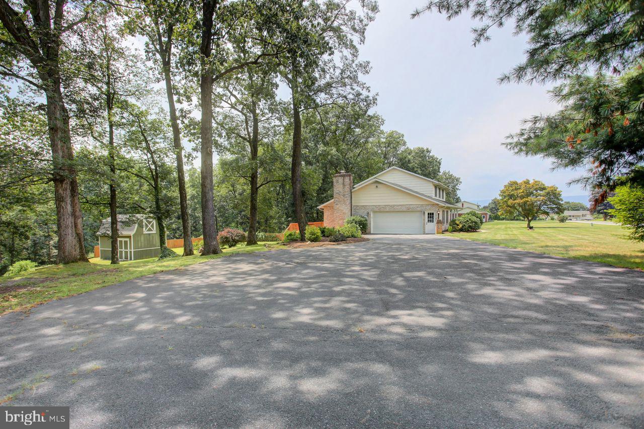 1734 BLAKEWOOD DRIVE