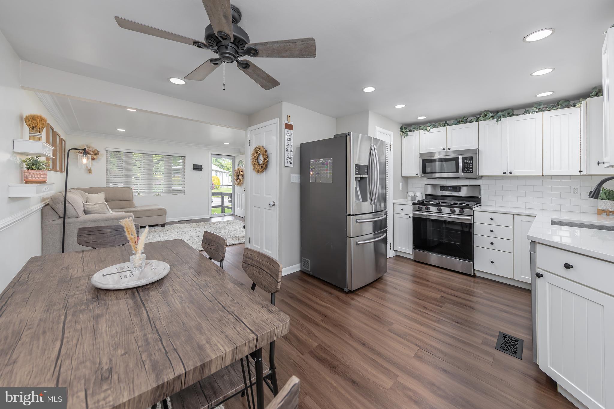 1136 W KINGS HIGHWAY