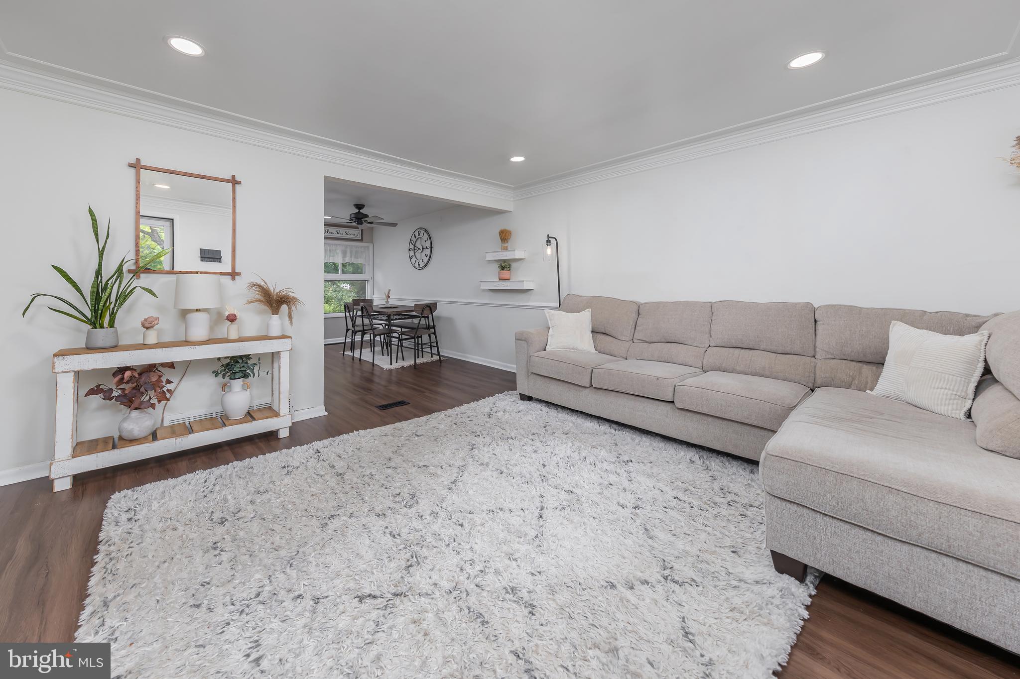 1136 W KINGS HIGHWAY