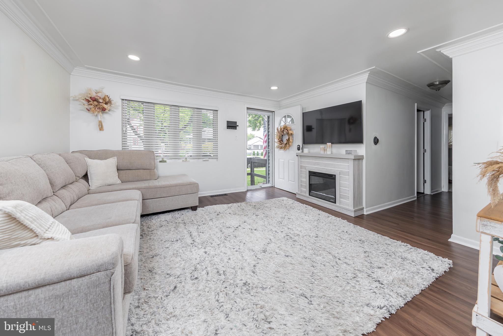 1136 W KINGS HIGHWAY