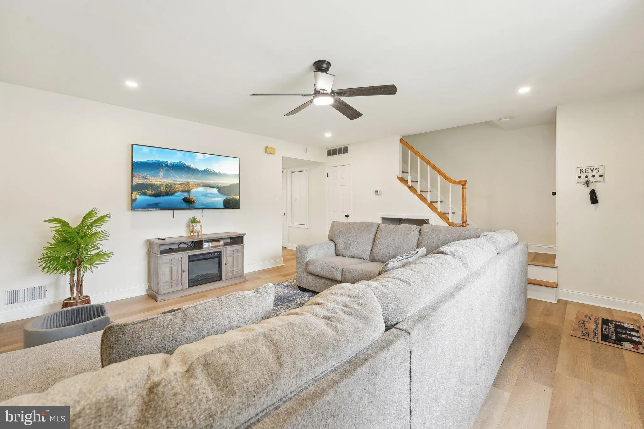 Philadelphia, Pennsylvania 19115, United States, 3 Bedrooms Bedrooms, ,3 BathroomsBathrooms,Residential,Contingent,125328