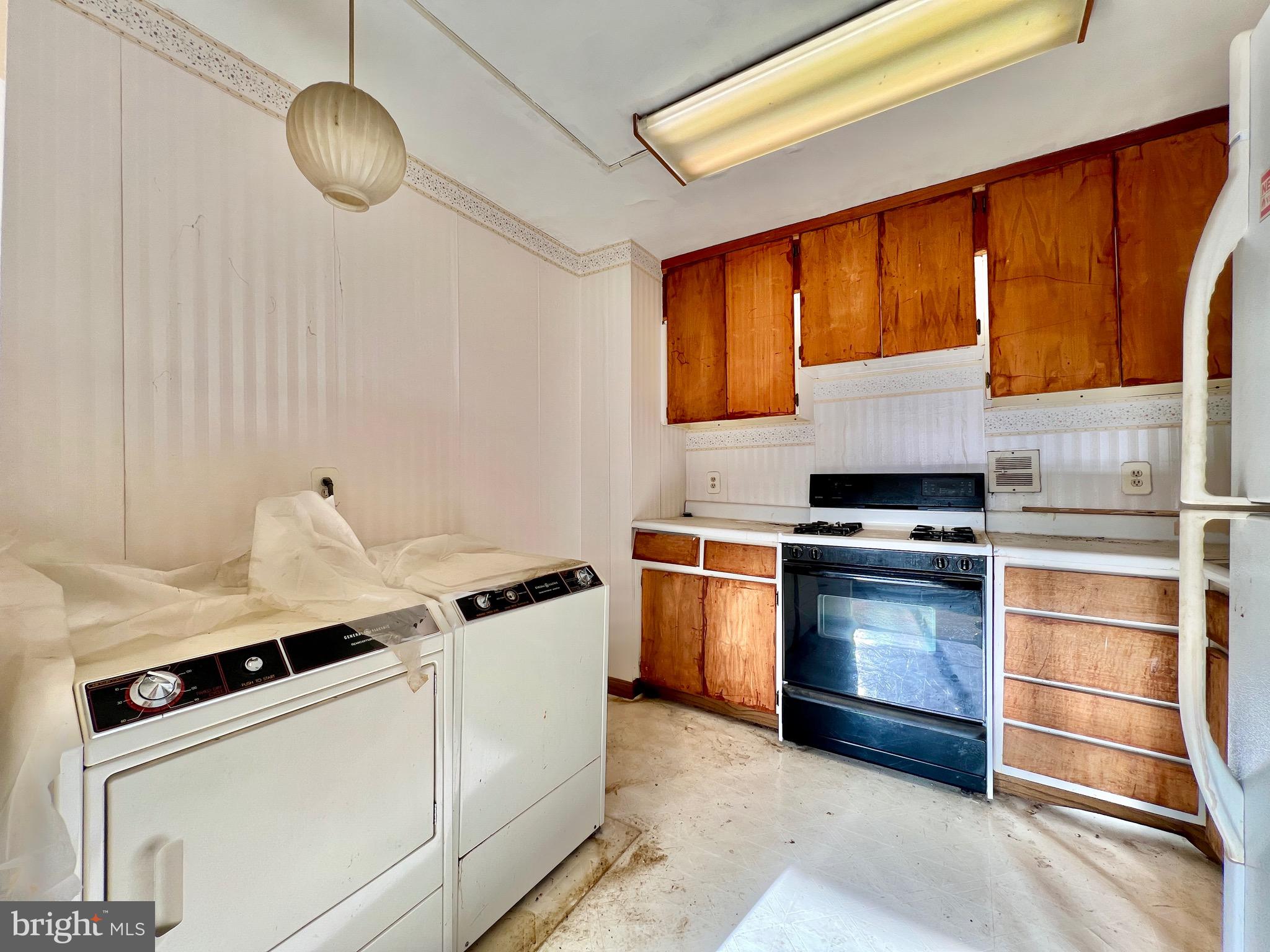 PINEWAY TOWERS - Residential