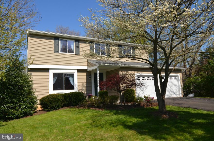 Loads of updates, oak hwd floors main level, remod kitchen w/ 42 inch maple cab, granite, SS appliances, ceramic top double oven, breakfast bar, fam off kitchen w/raised hearth fp, master w/WI closet, updated hall bath, remodeled hall bath, SLG to beautiful screen porch w/skylight/stairs down to back yard & fin lower level w/recessed lights. Additional updates - vinyl siding, gar door & much more!