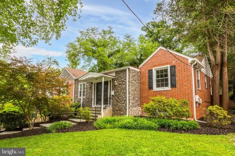 Photo of 7016 W GREENVALE PKWY, CHEVY CHASE, MD 20815 (MLS # MDMC2098256)