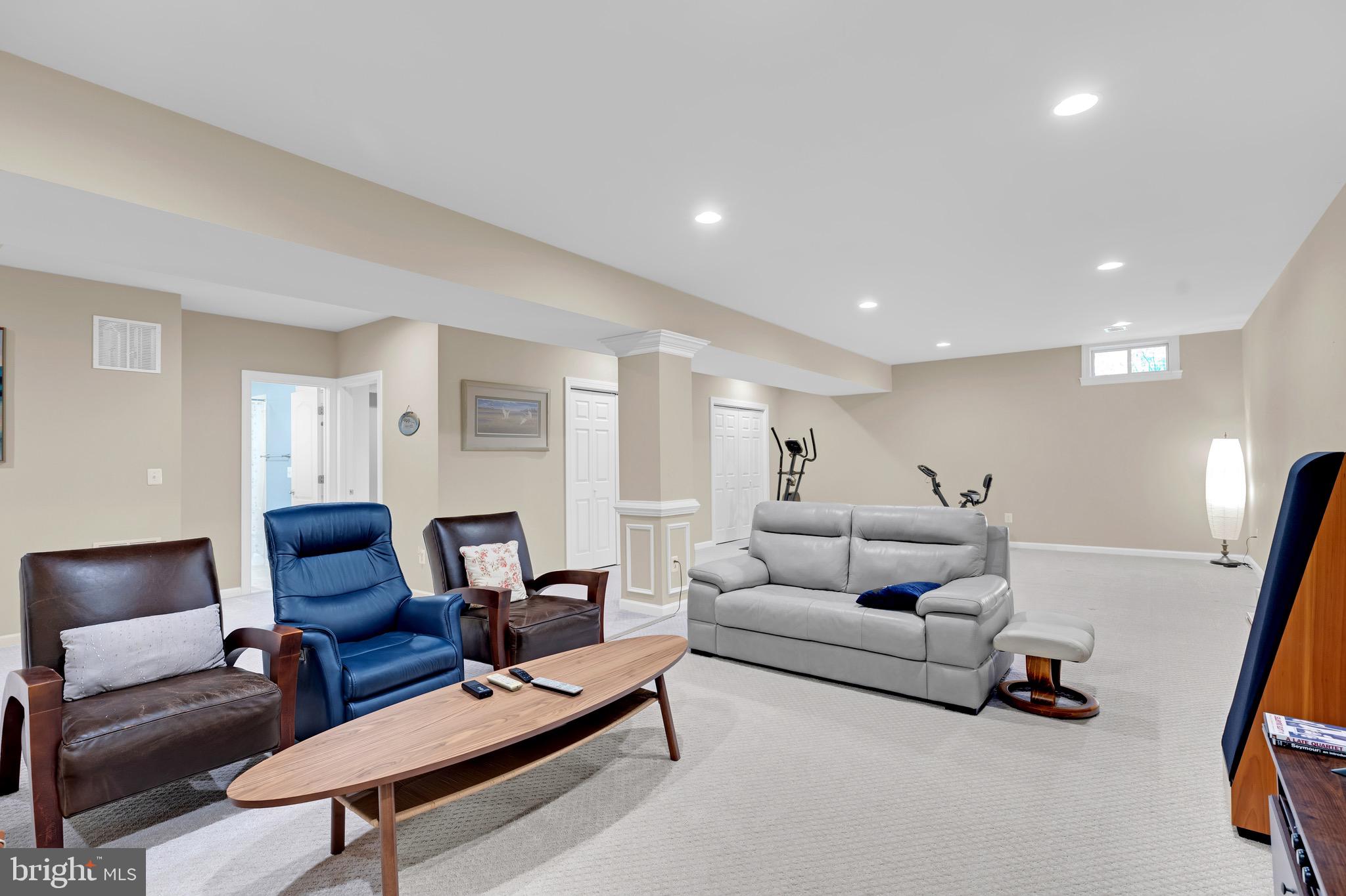 KENSINGTON MANOR - Residential