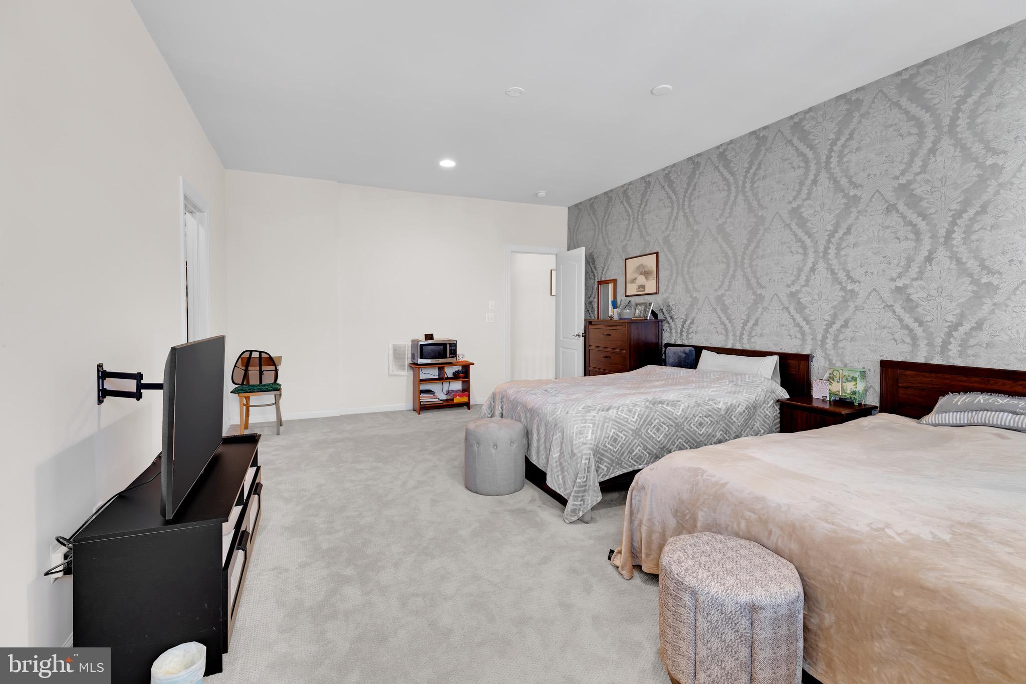 KENSINGTON MANOR - Residential