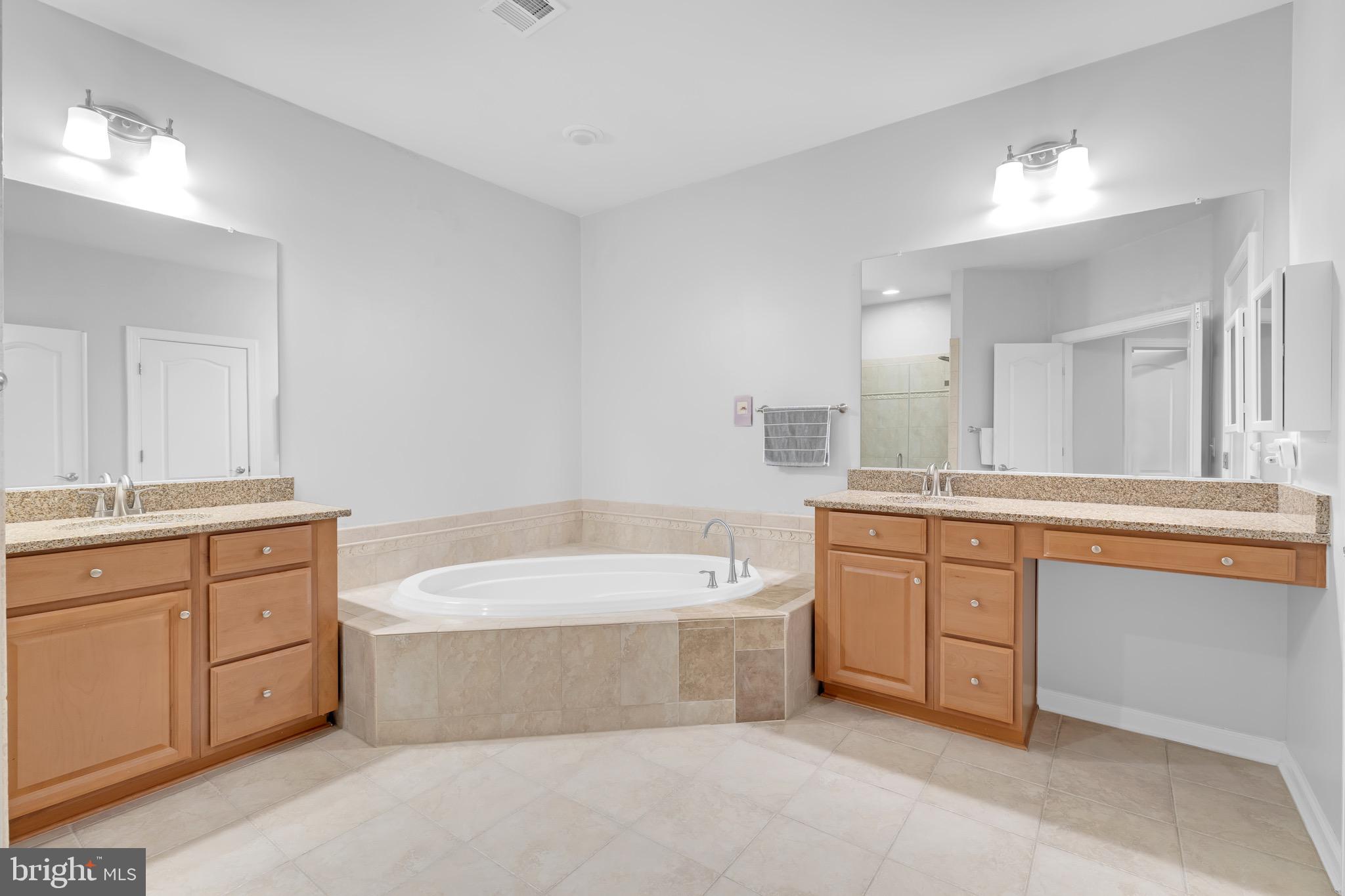 KENSINGTON MANOR - Residential