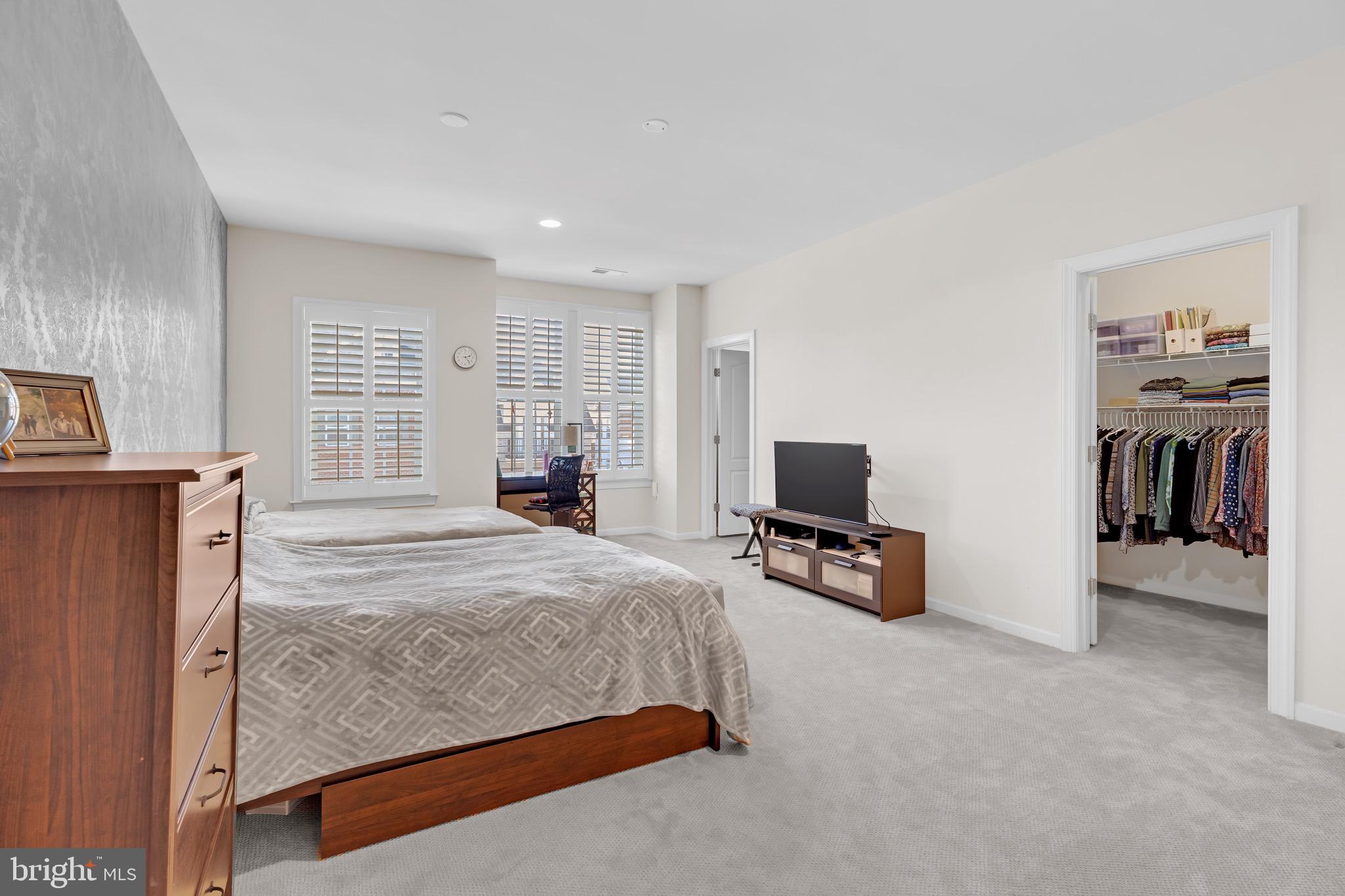 KENSINGTON MANOR - Residential