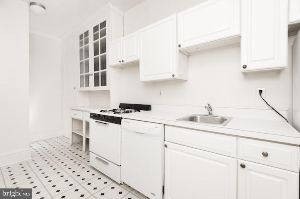 AVENUE OF THE ARTS - Residential Lease