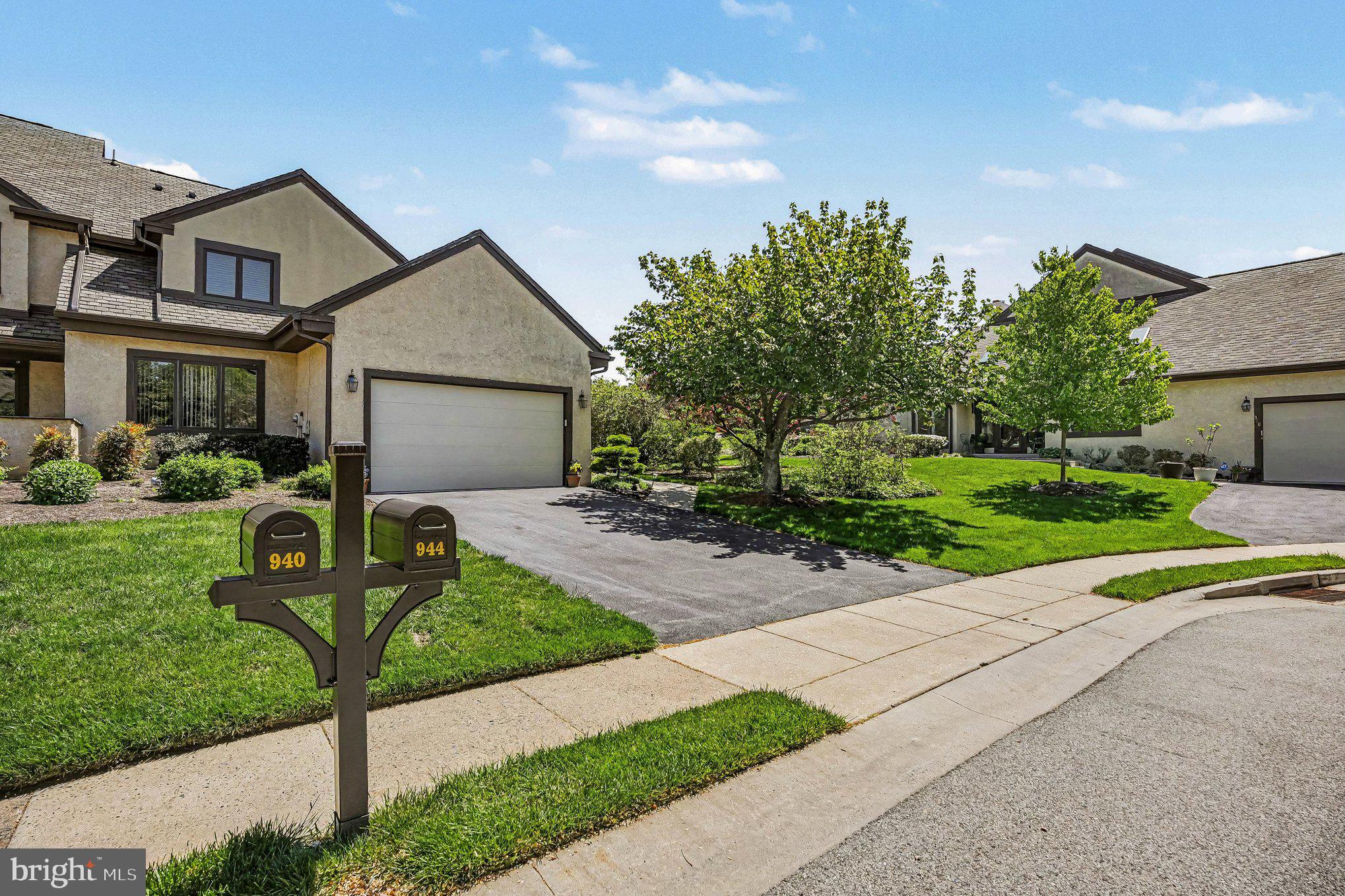 944 HEDGEROW COURT