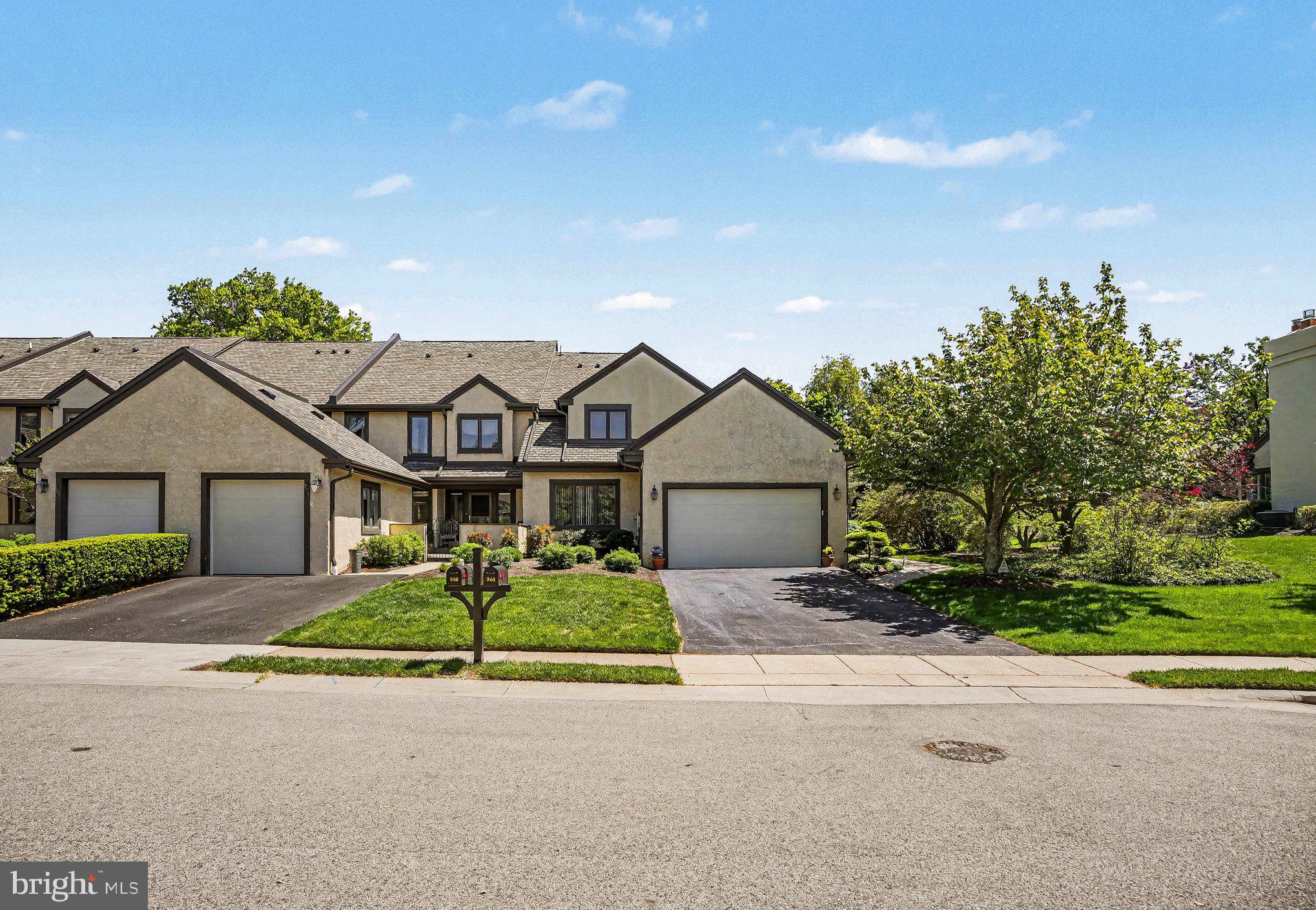 944 HEDGEROW COURT