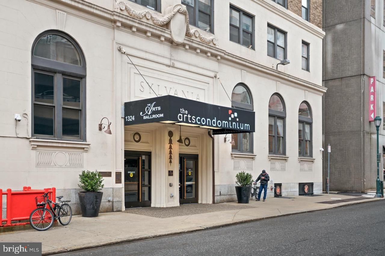 AVENUE OF THE ARTS - Residential Lease