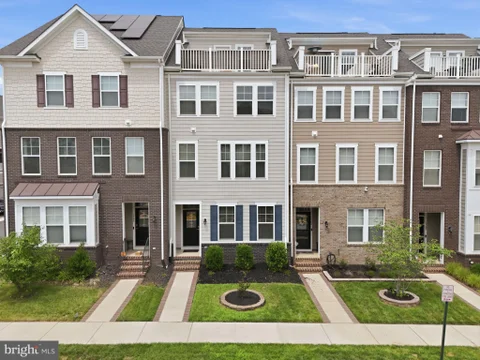 1506 Sandpiper Bay Loop, Dumfries, VA MLS: VAPW2125014