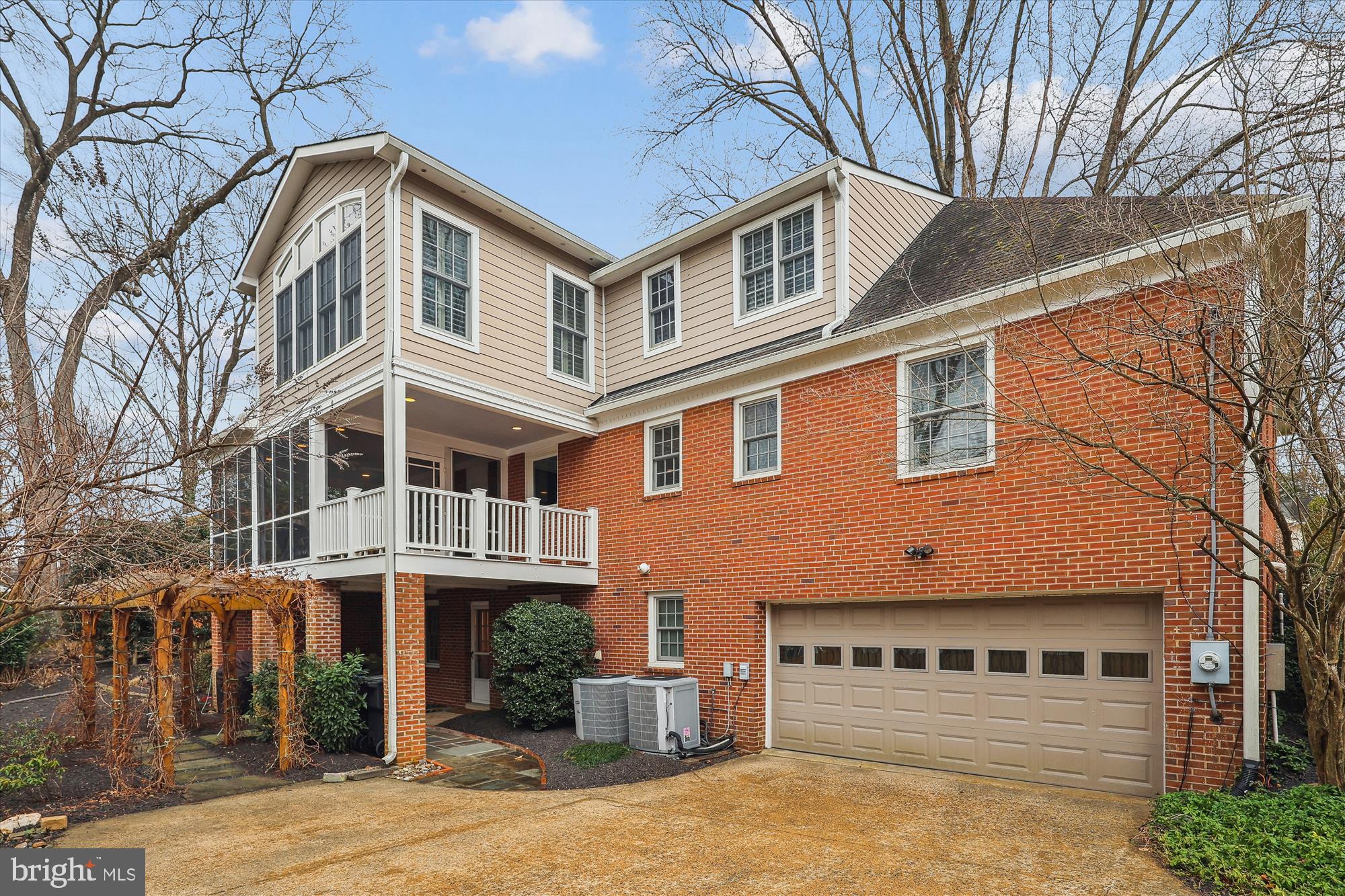 GOLF CLUB MANOR - Residential