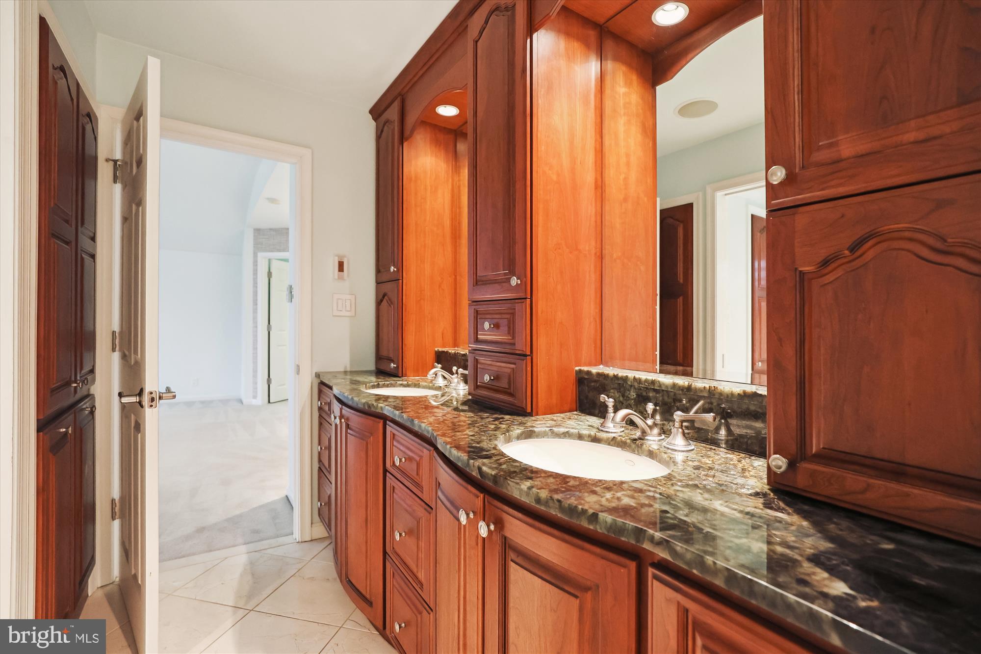 GOLF CLUB MANOR - Residential