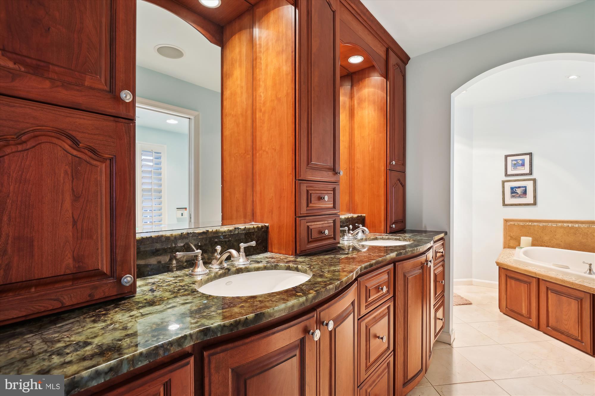 GOLF CLUB MANOR - Residential