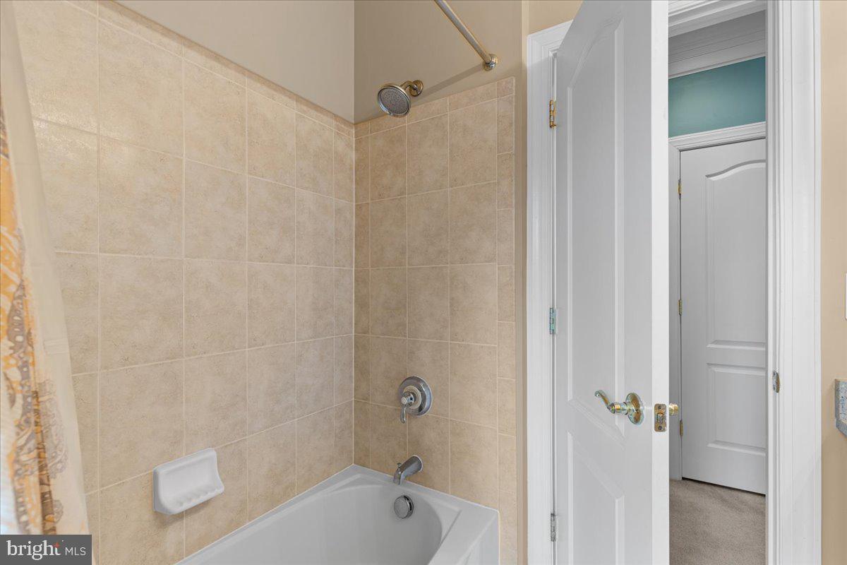 LAKE BARCROFT - Residential