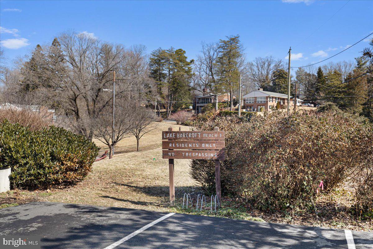 LAKE BARCROFT - Residential