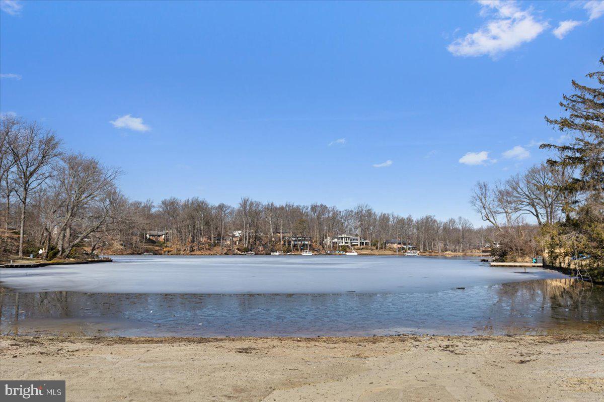 LAKE BARCROFT - Residential