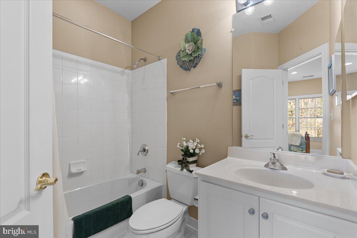 LAKE BARCROFT - Residential