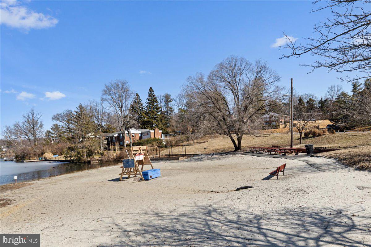 LAKE BARCROFT - Residential