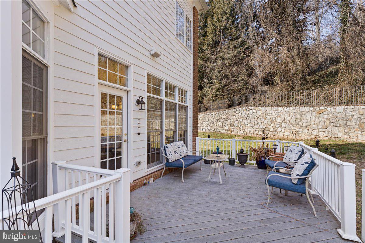 LAKE BARCROFT - Residential