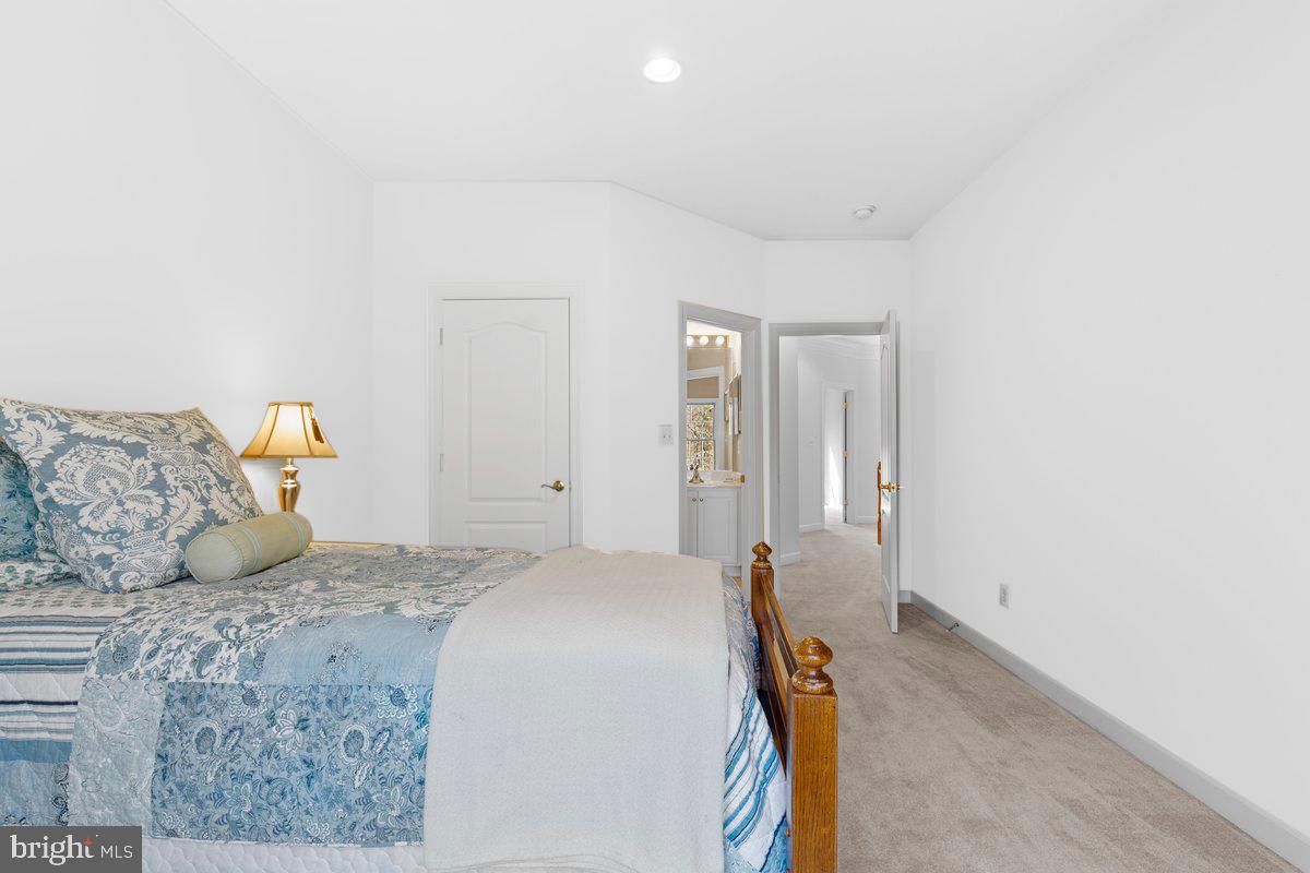 LAKE BARCROFT - Residential