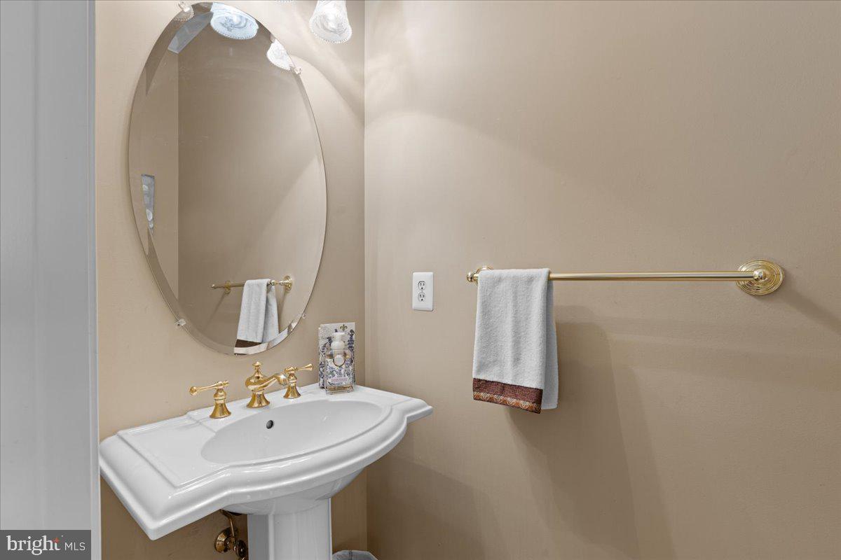 LAKE BARCROFT - Residential