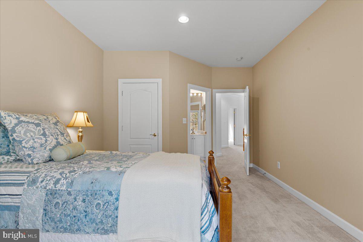 LAKE BARCROFT - Residential