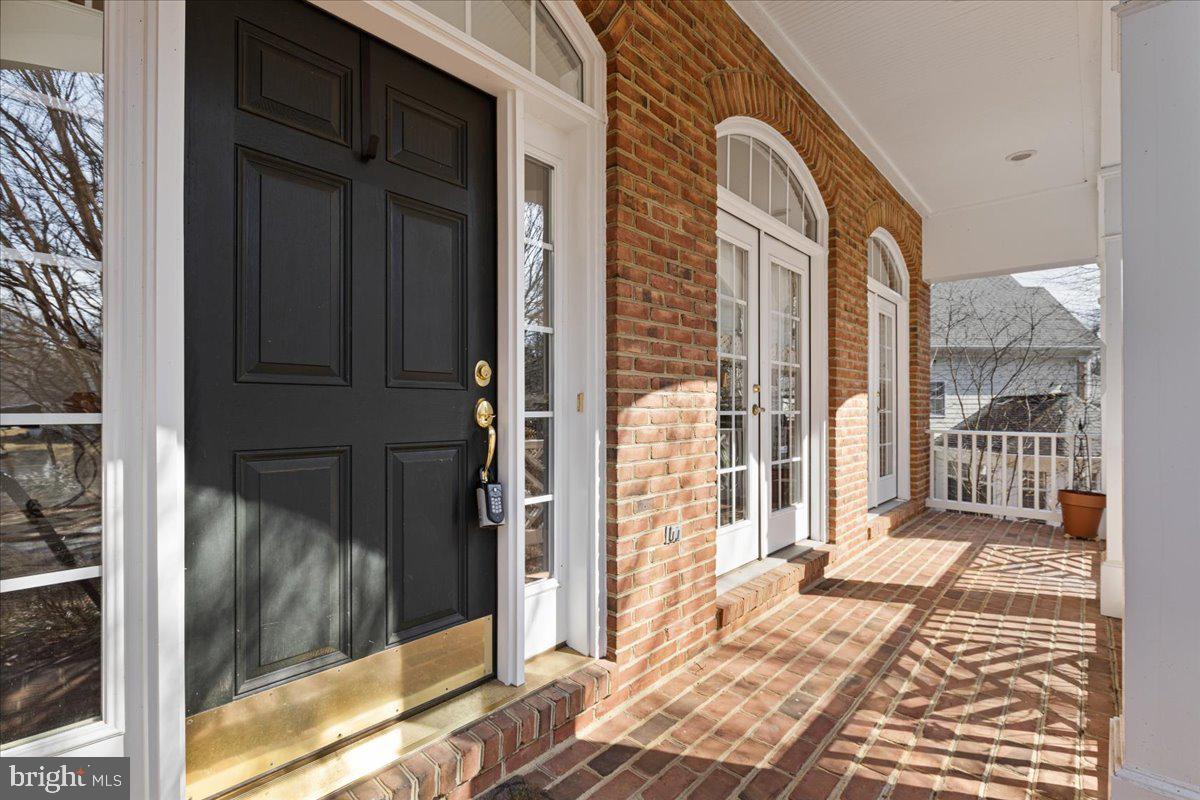 LAKE BARCROFT - Residential