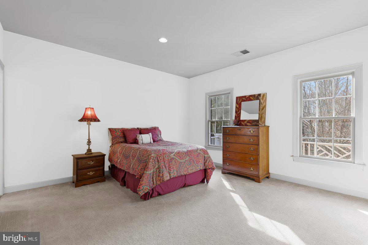 LAKE BARCROFT - Residential