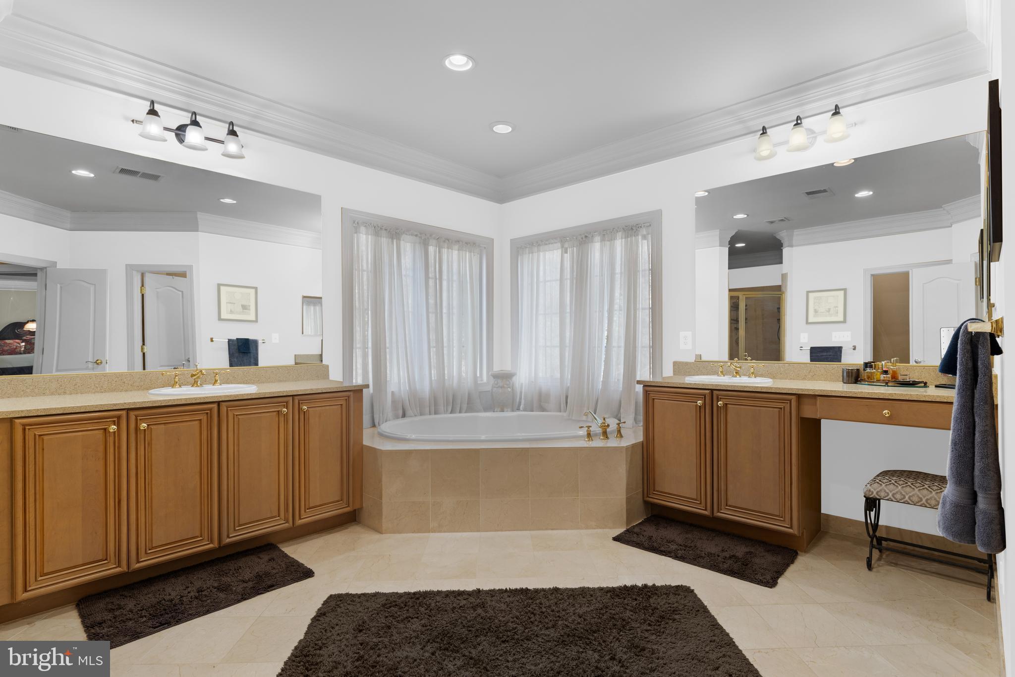 LAKE BARCROFT - Residential