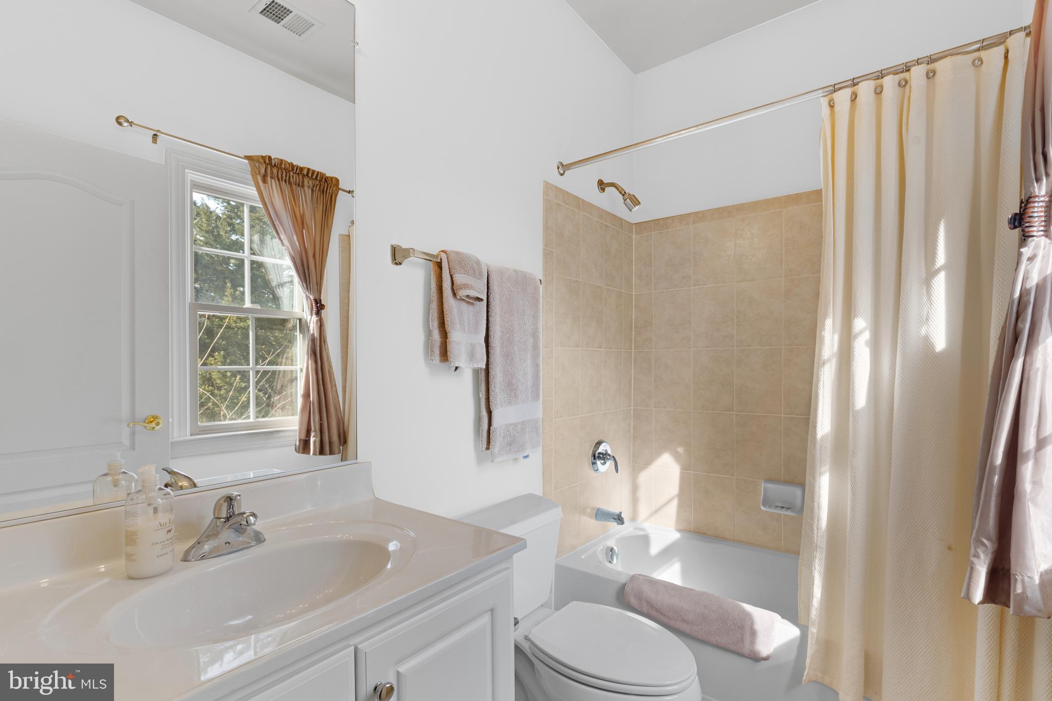 LAKE BARCROFT - Residential