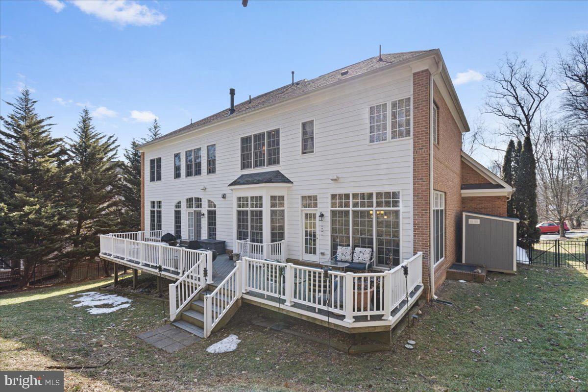 LAKE BARCROFT - Residential