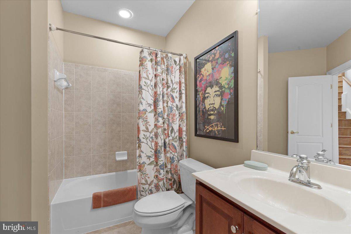 LAKE BARCROFT - Residential