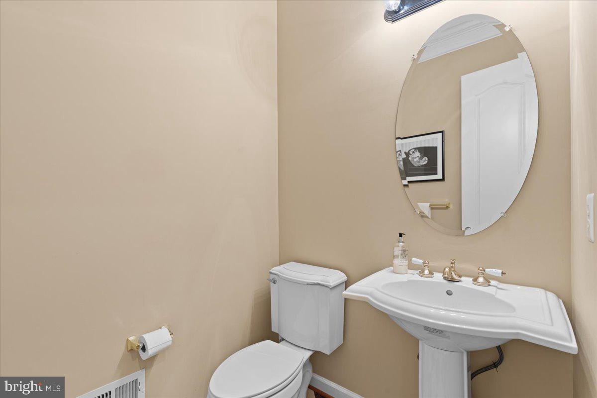 LAKE BARCROFT - Residential