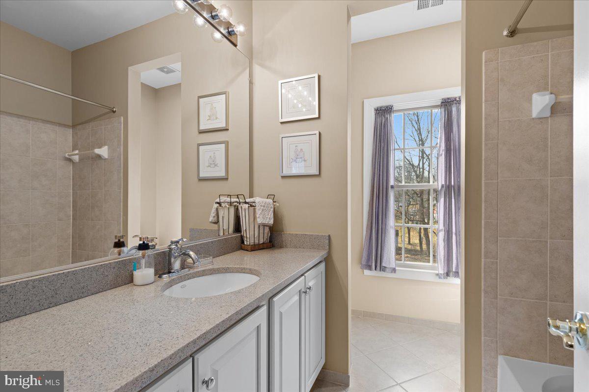 LAKE BARCROFT - Residential