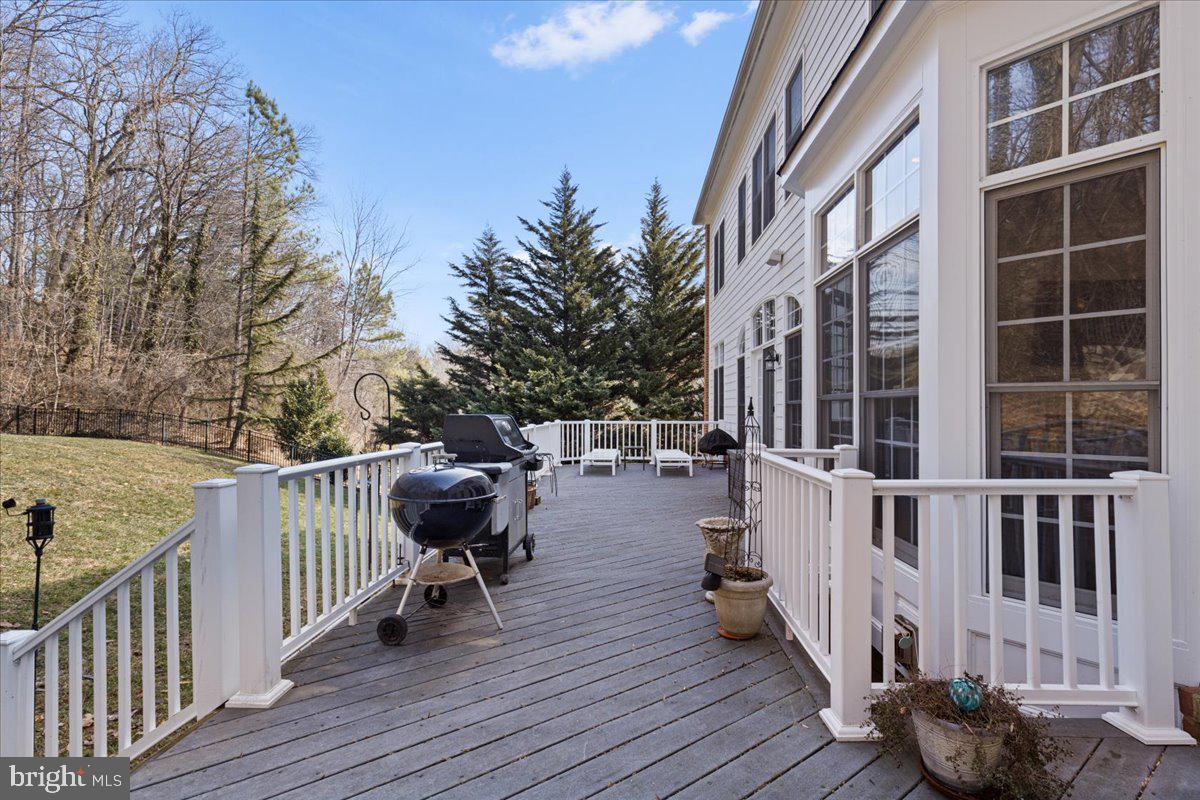 LAKE BARCROFT - Residential