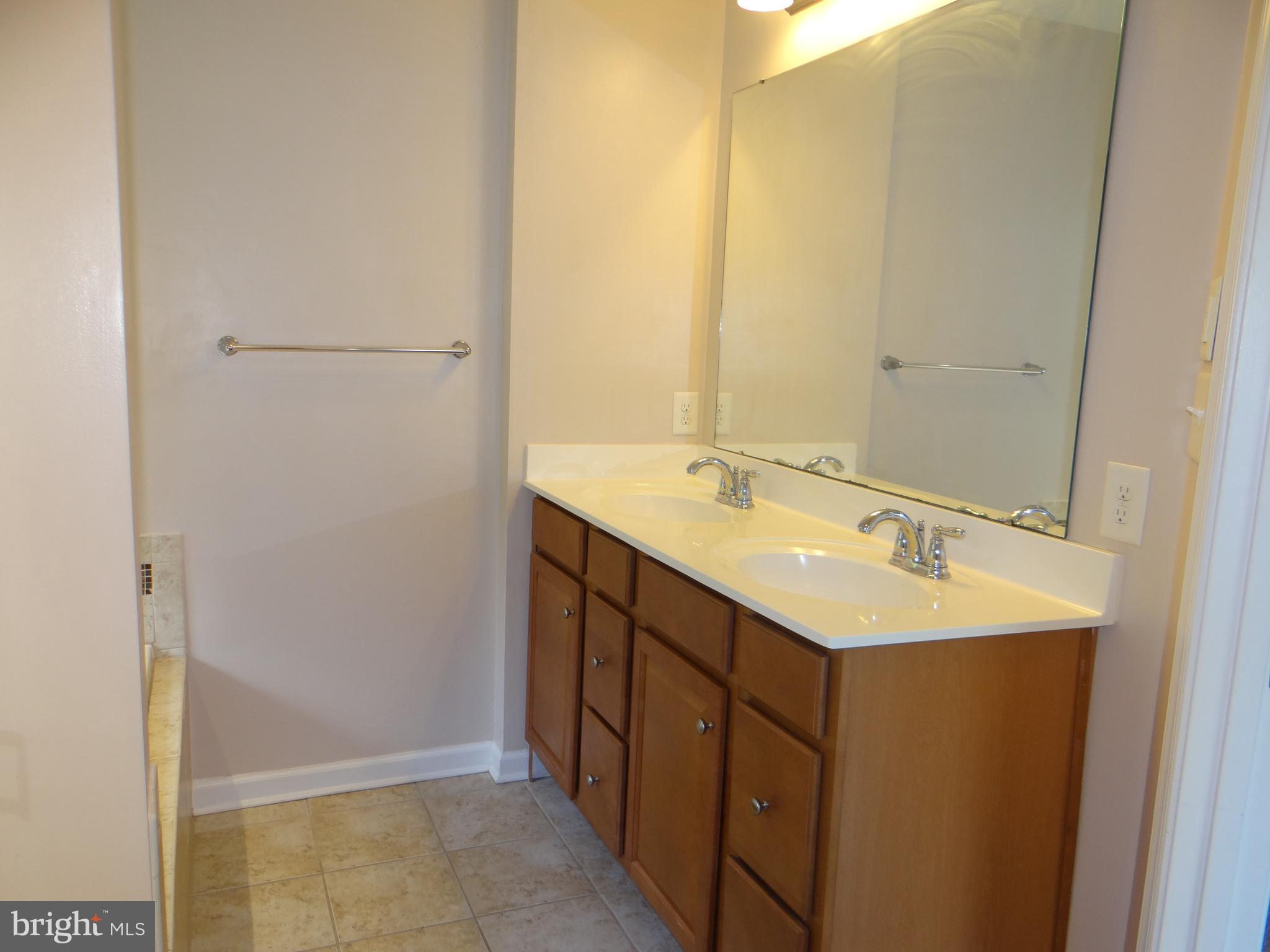 ROUND HILL - Residential Lease