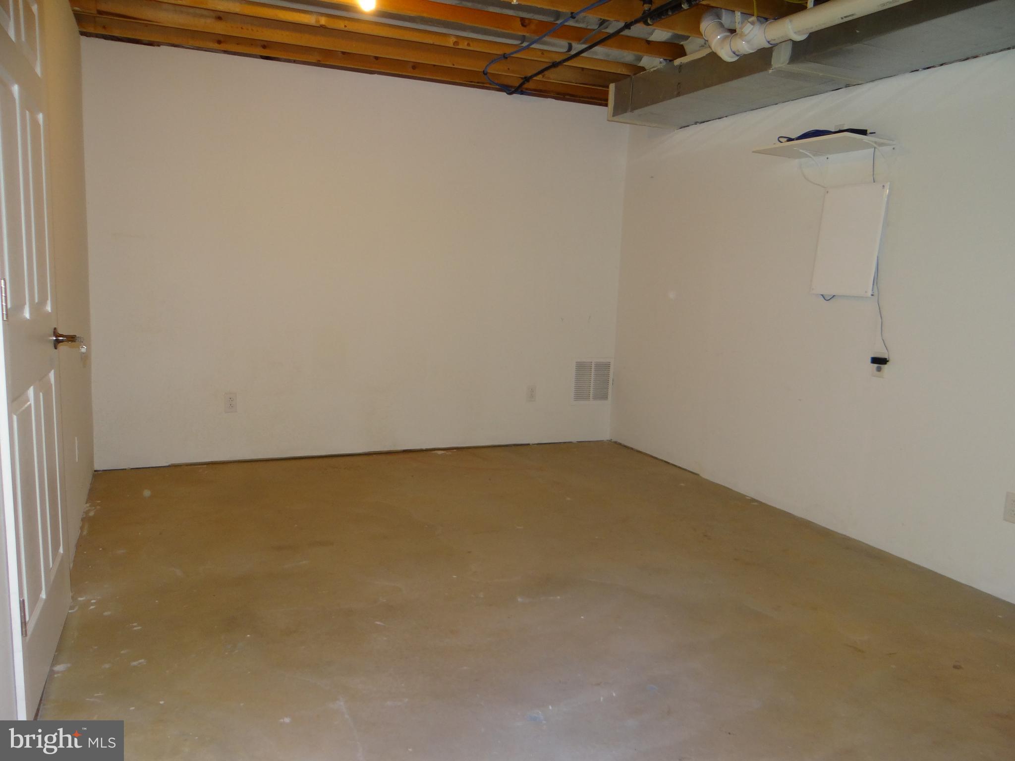 ROUND HILL - Residential Lease