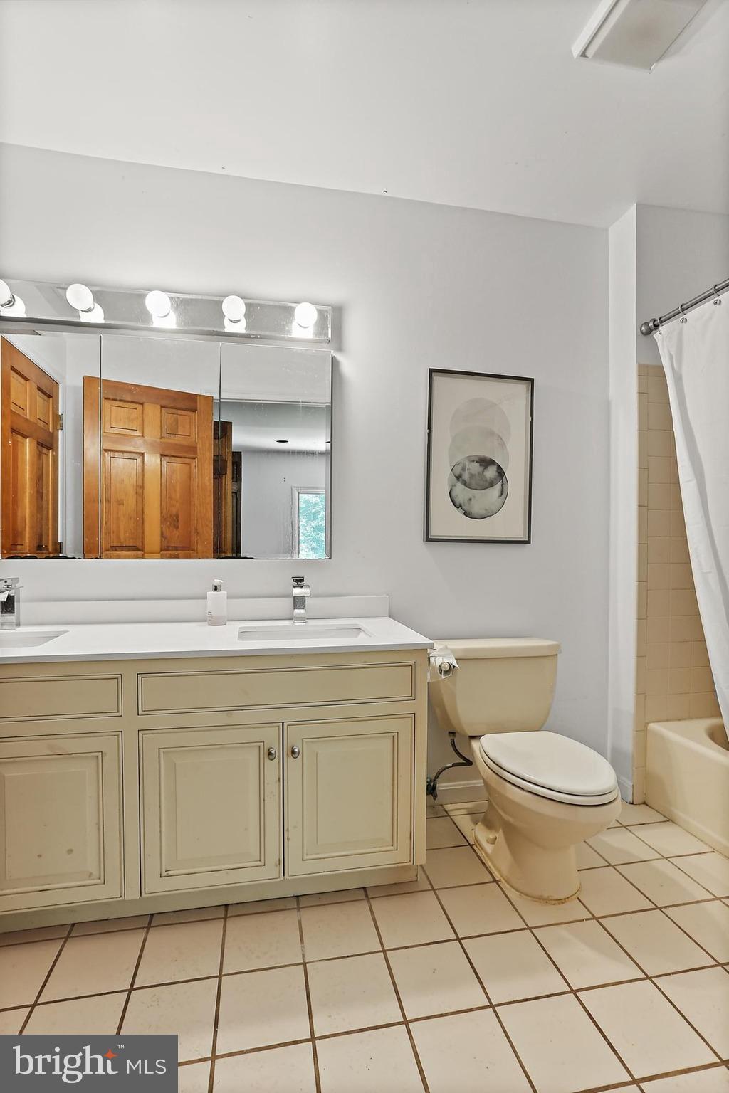 TRIADELPHIA WOODS - Residential