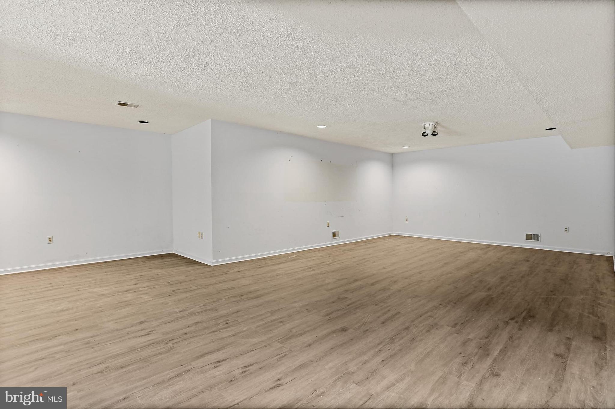 TRIADELPHIA WOODS - Residential