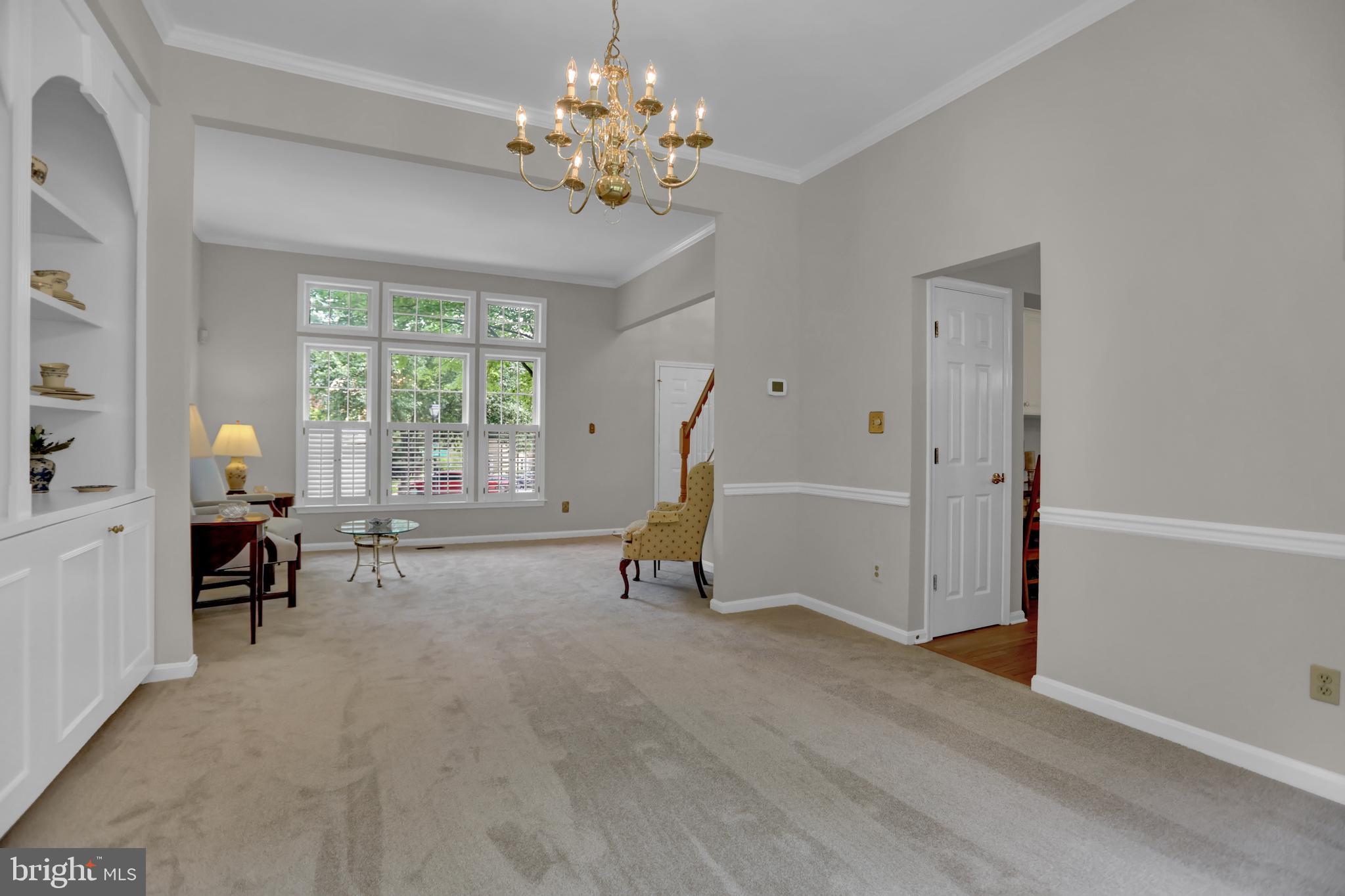 8 FARNHAM WAY