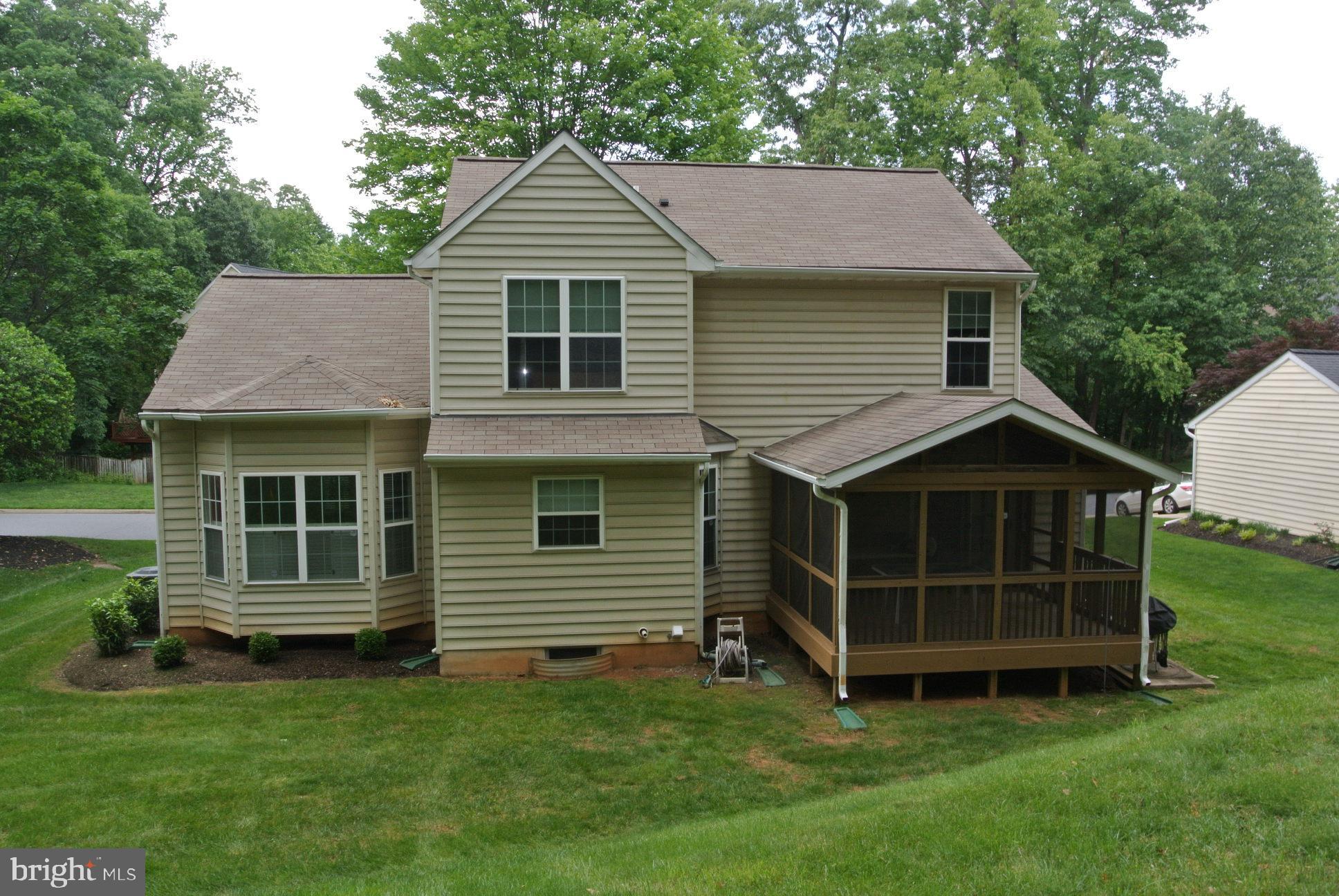 8 FARNHAM WAY