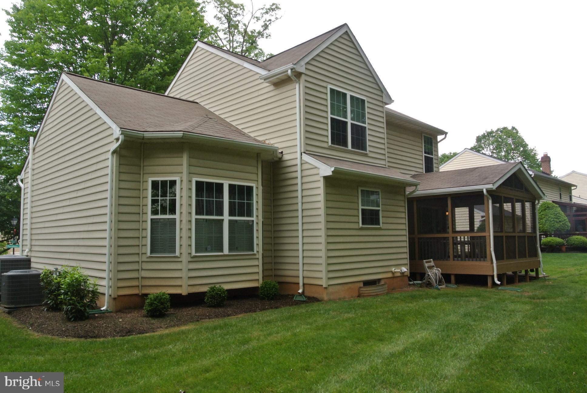 8 FARNHAM WAY