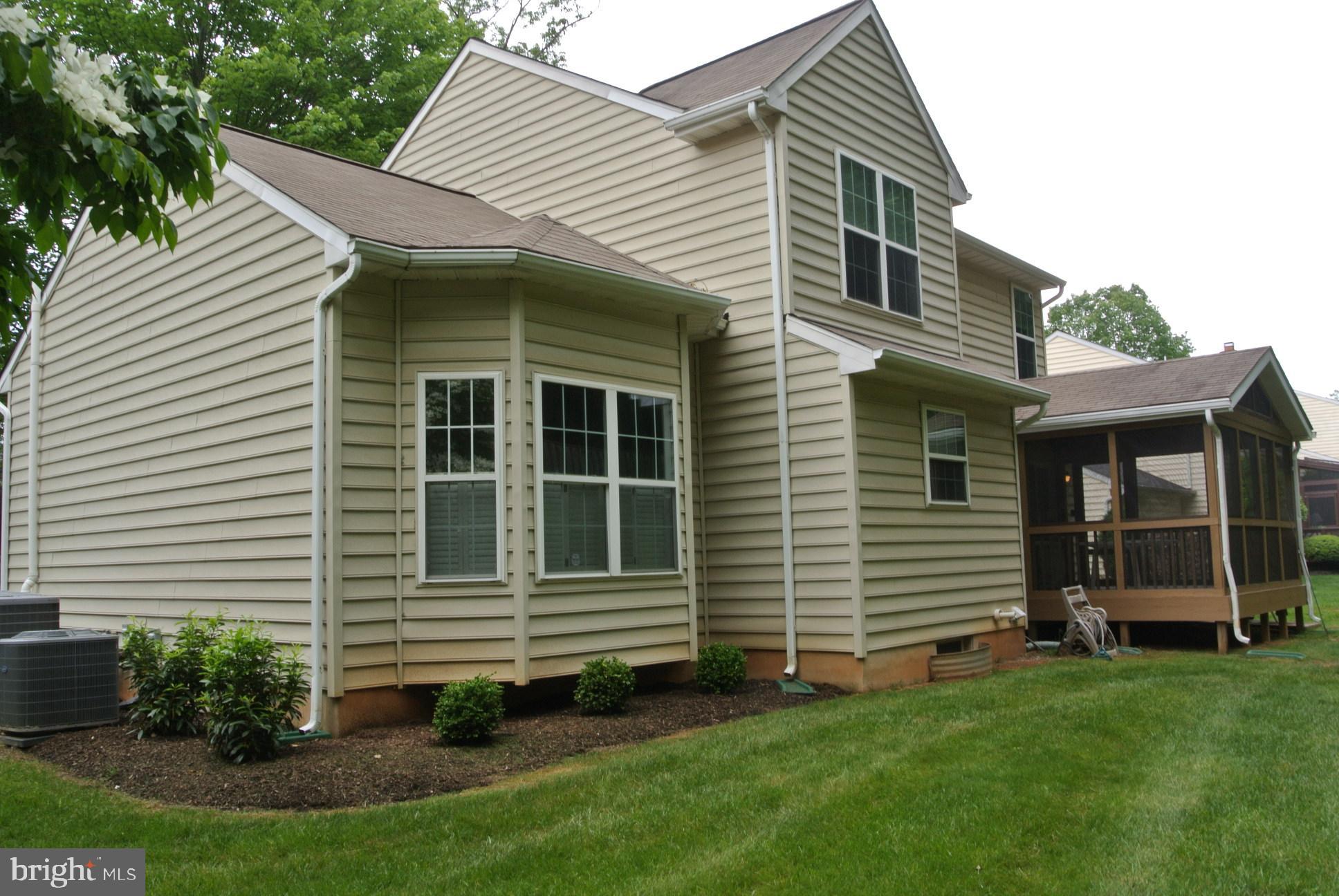 8 FARNHAM WAY