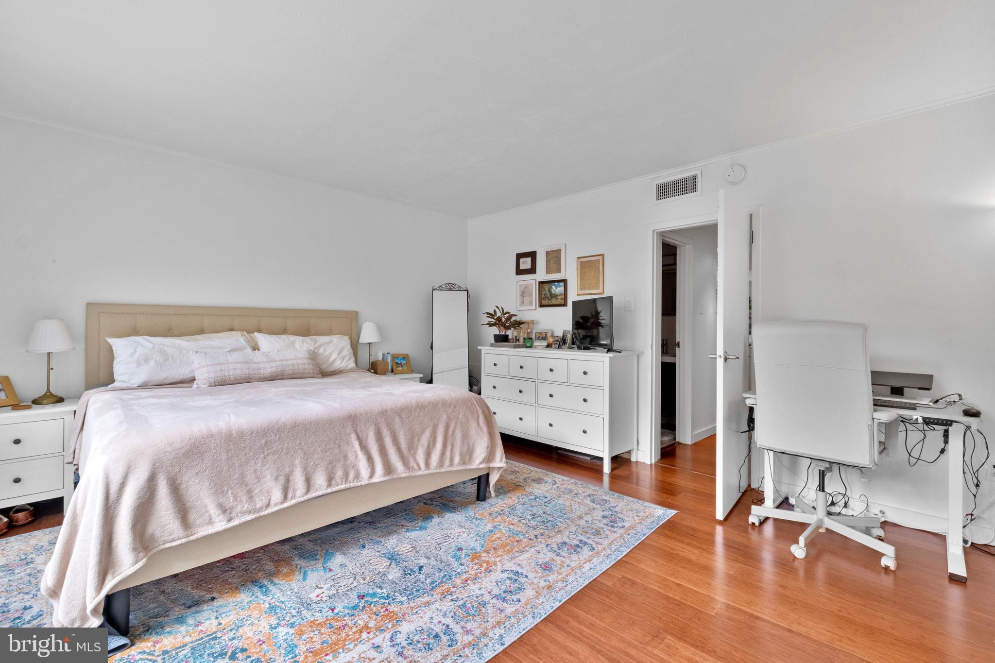 SOCIETY HILL - Residential Income