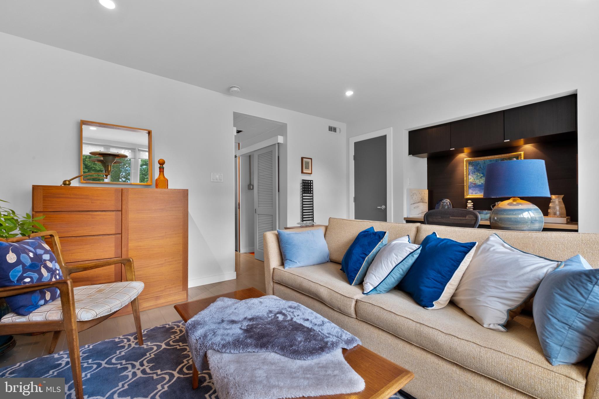 SOCIETY HILL - Residential Income