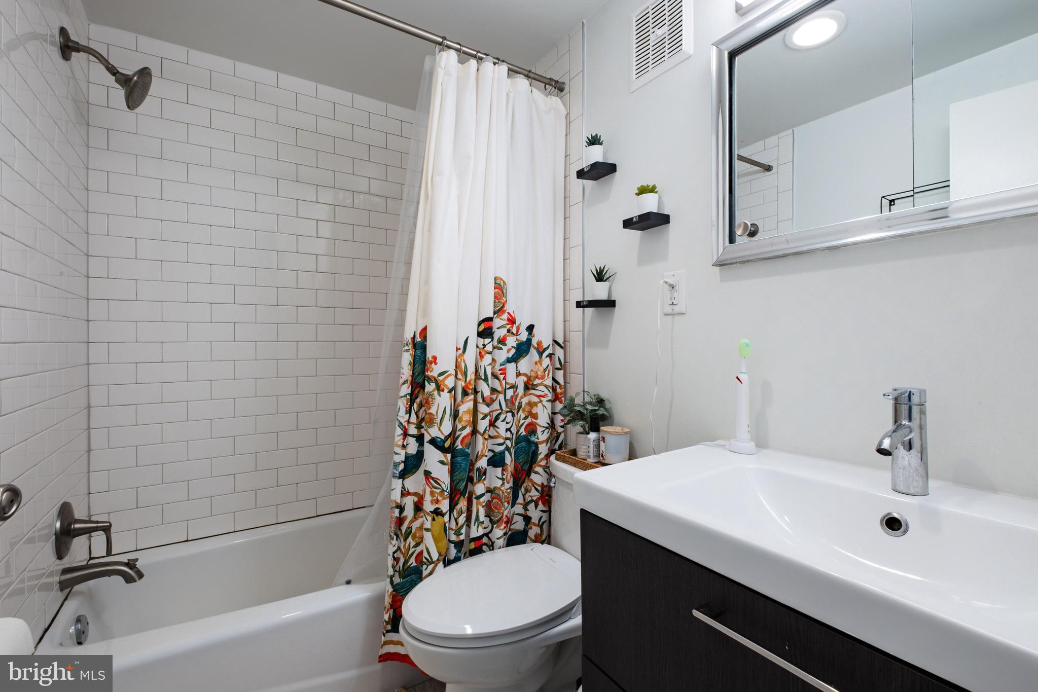 SOCIETY HILL - Residential Income