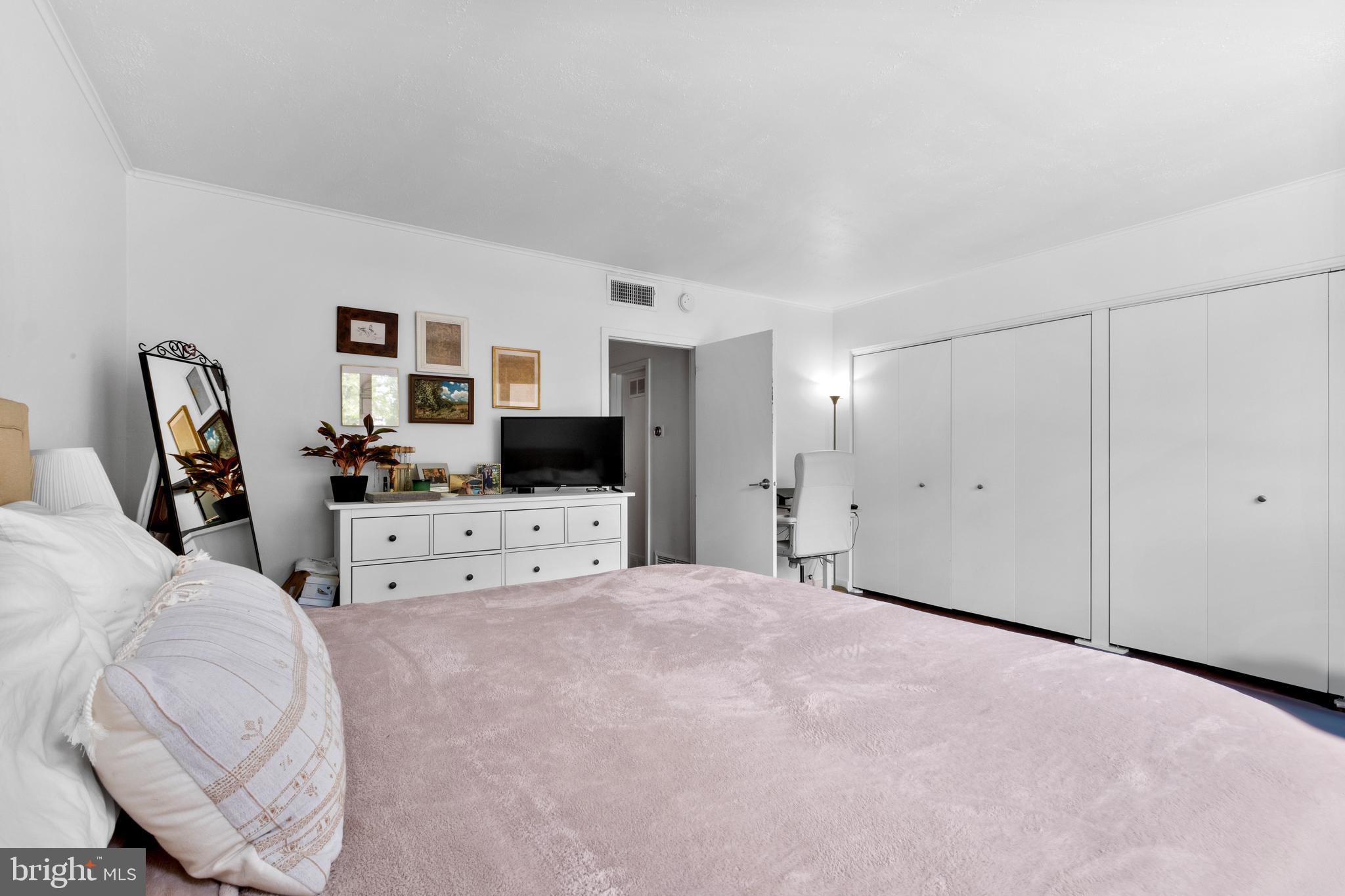 SOCIETY HILL - Residential Income